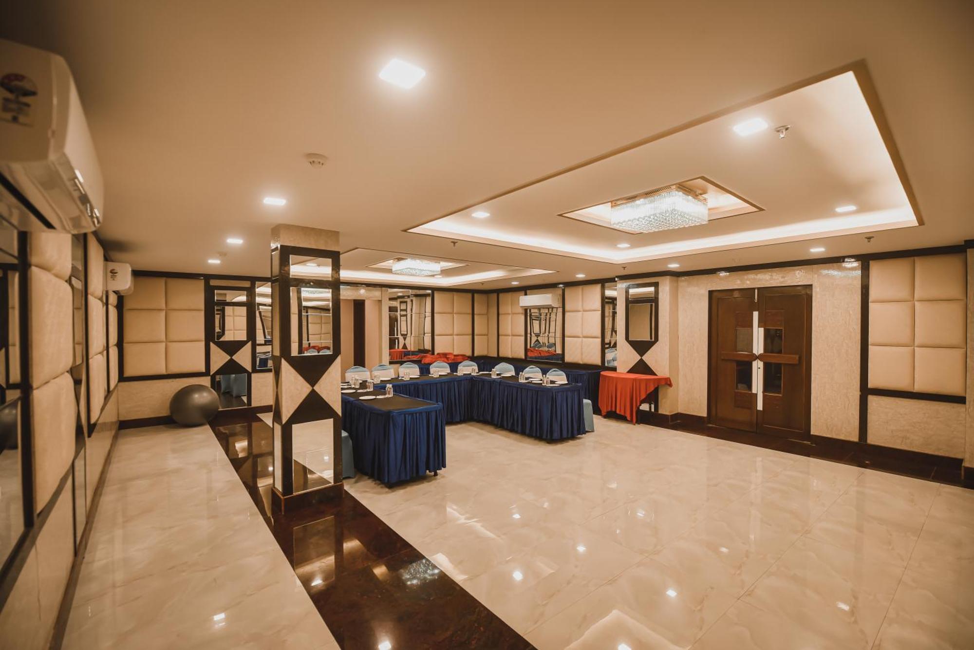 科纳克大酒店 Mirzāpur 外观 照片