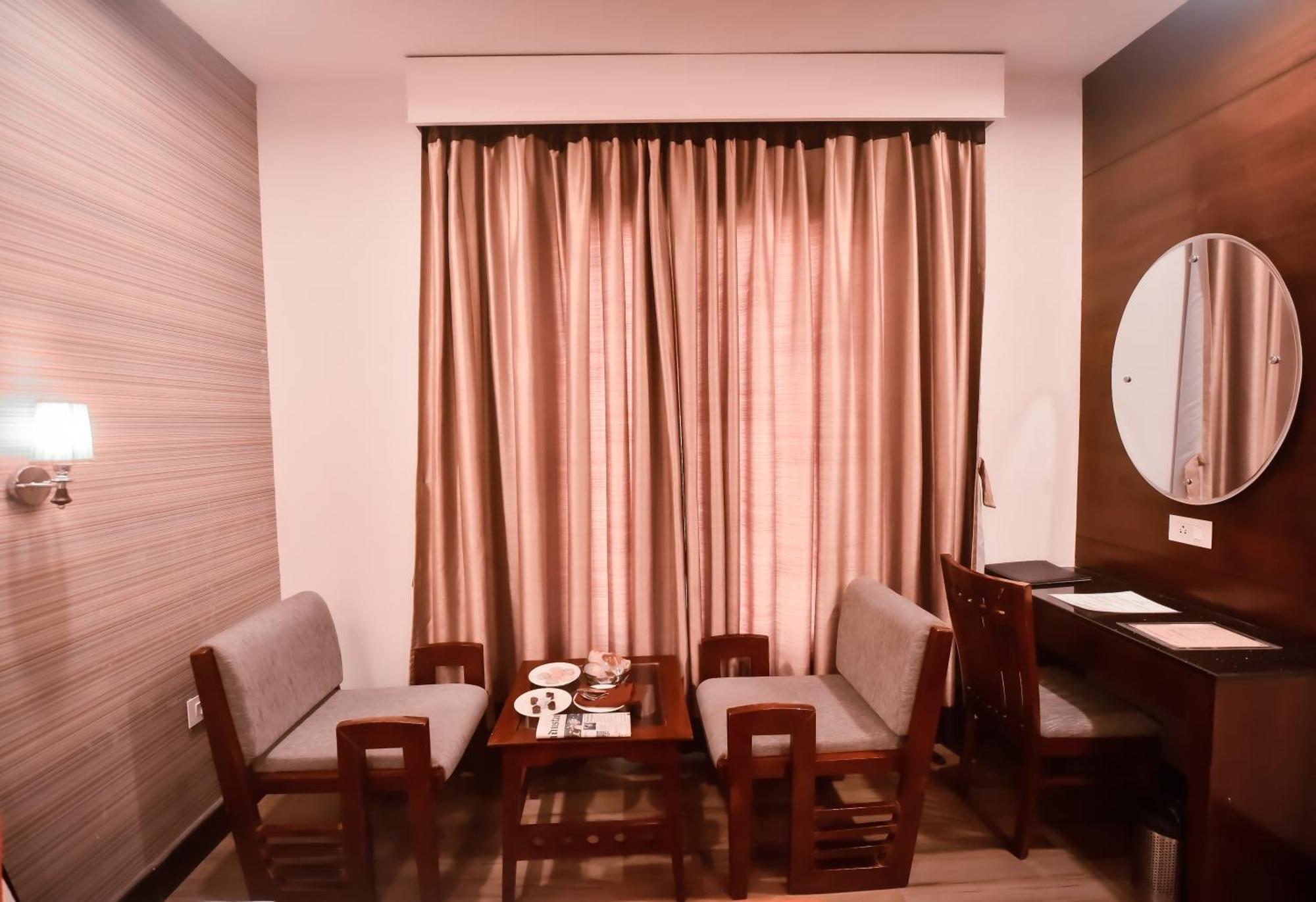 科纳克大酒店 Mirzāpur 外观 照片